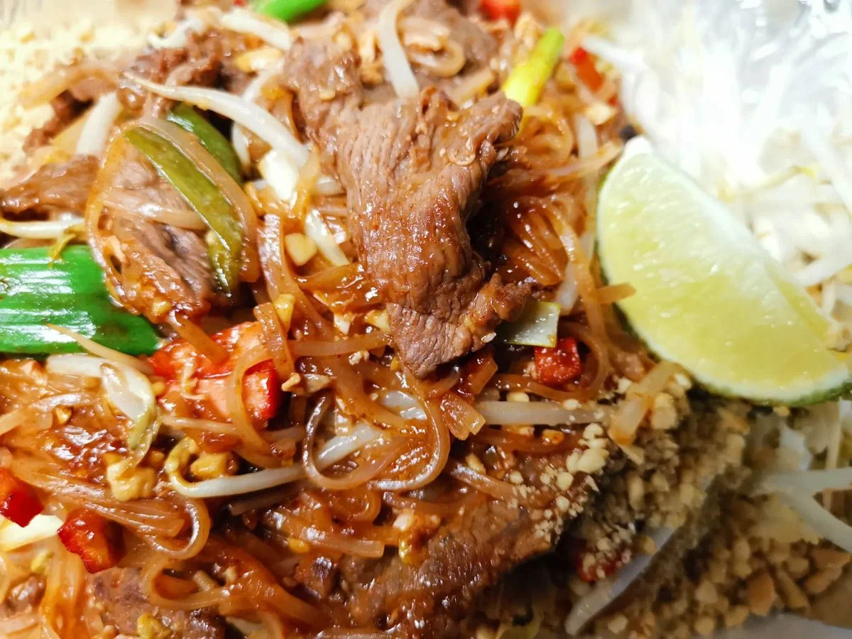 Thai pad see ew with beef and vegetables