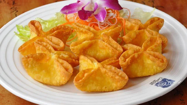 Crispy Chinese wontons served with garnish