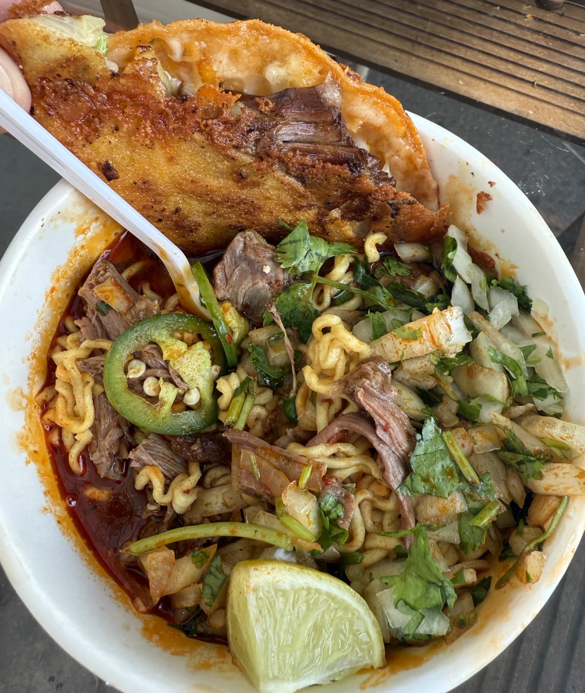 Quesabirria Ramen con consumé