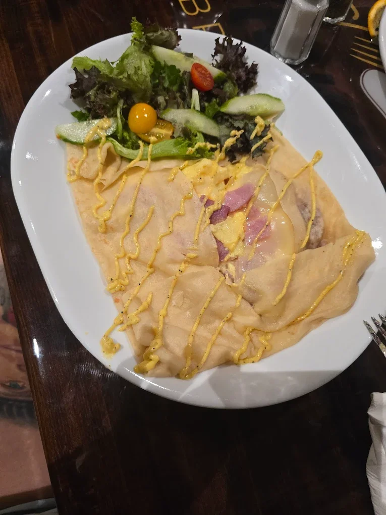 Delicious crepes with fruit and a refreshing cocktail in a cozy setting