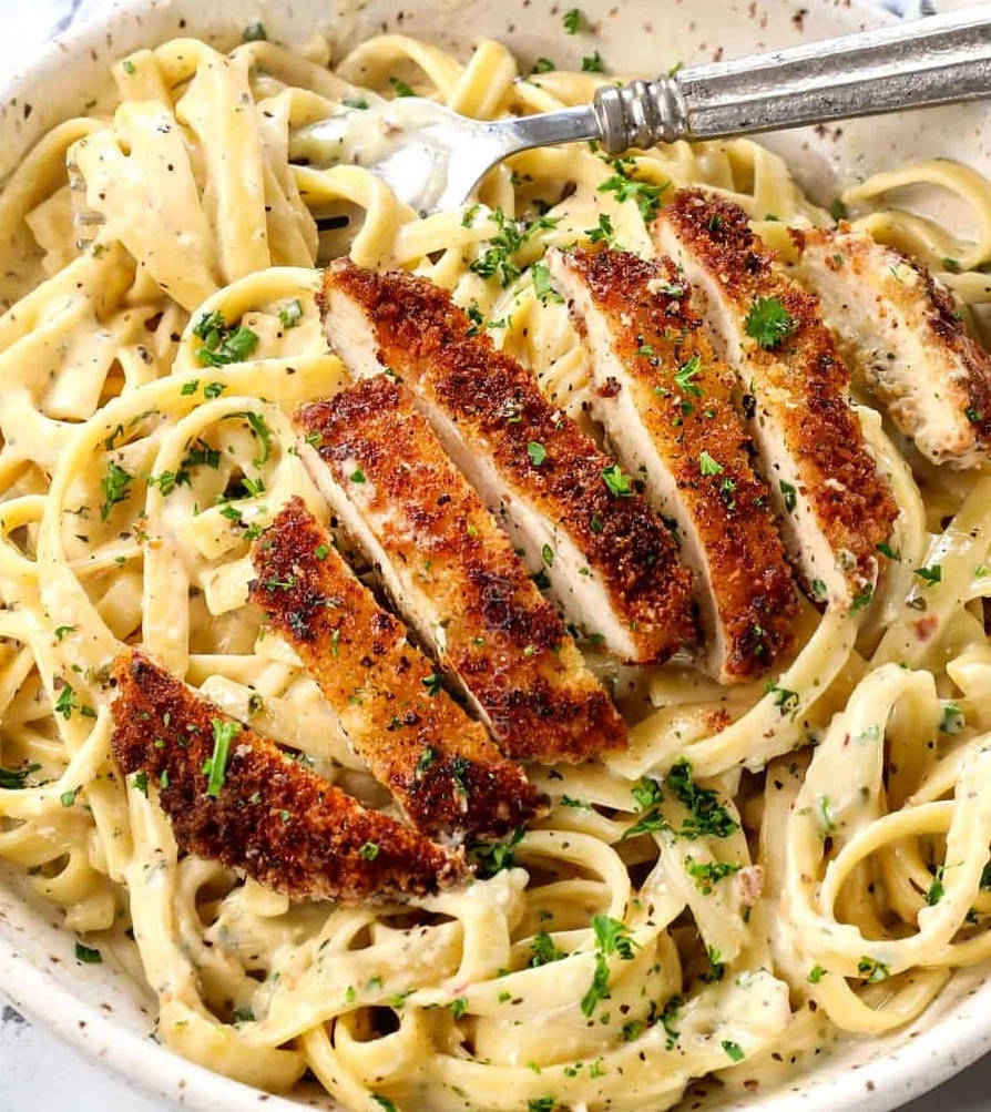 Creamy fettuccine Alfredo with crispy chicken