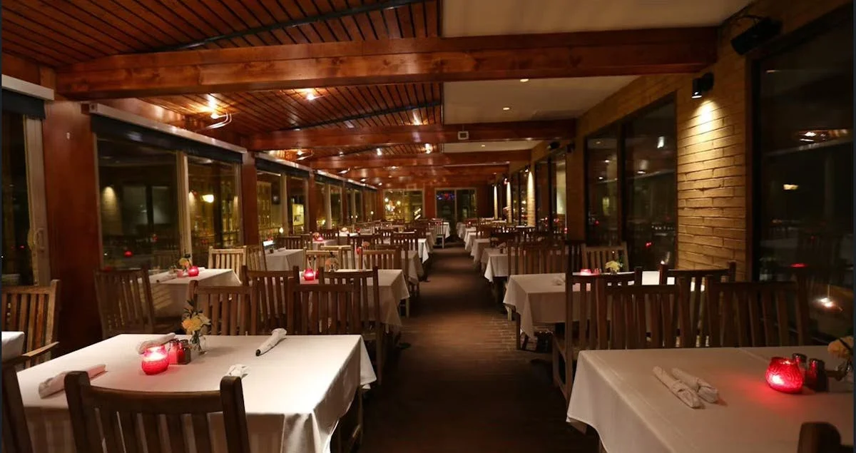 Image of Lauriol Plaza's dining room with white table cloth