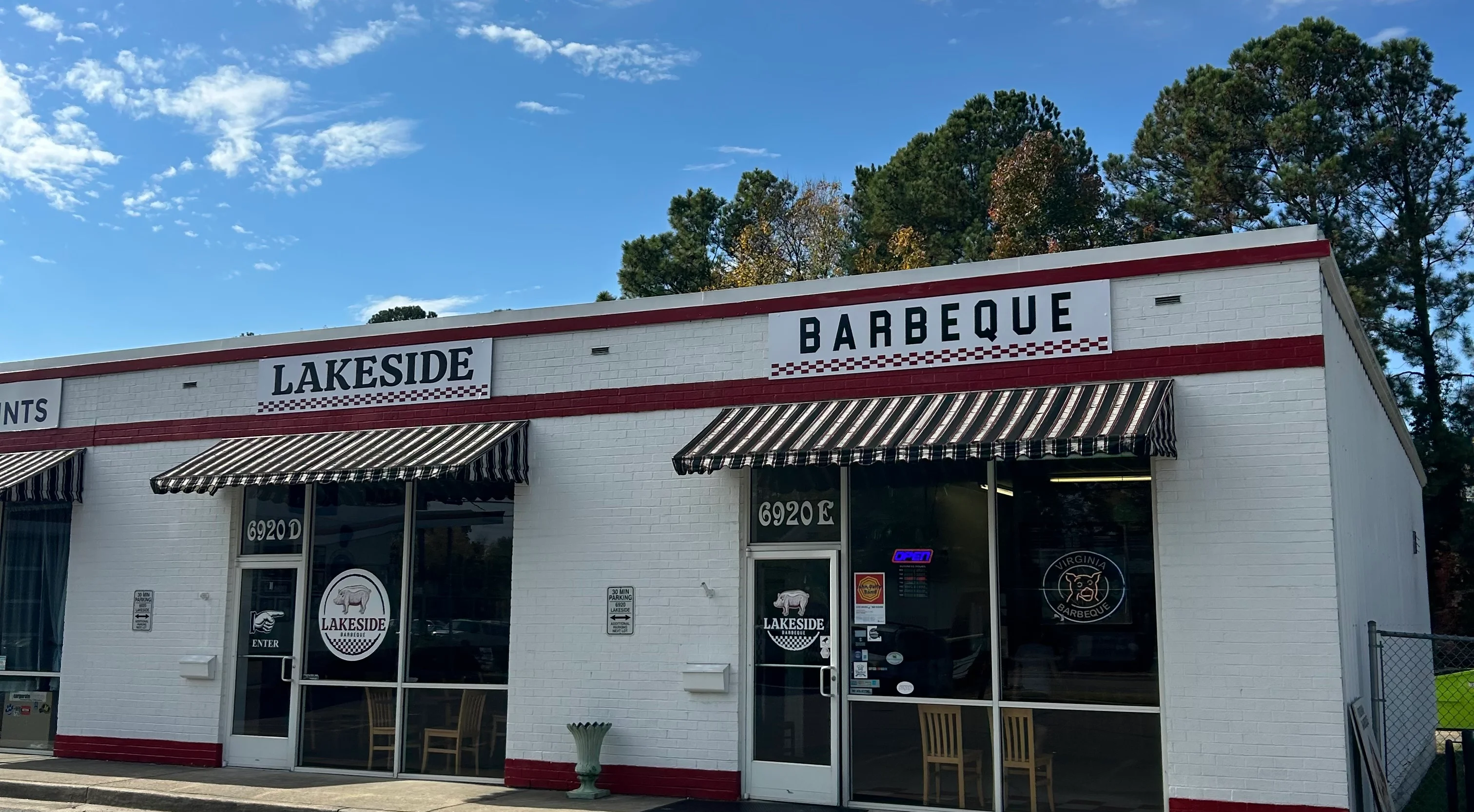 Exterior view of Lakeside Barbeque restaurant on a sunny day