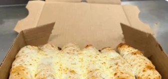 Cheesy garlic breadsticks with marinara sauce