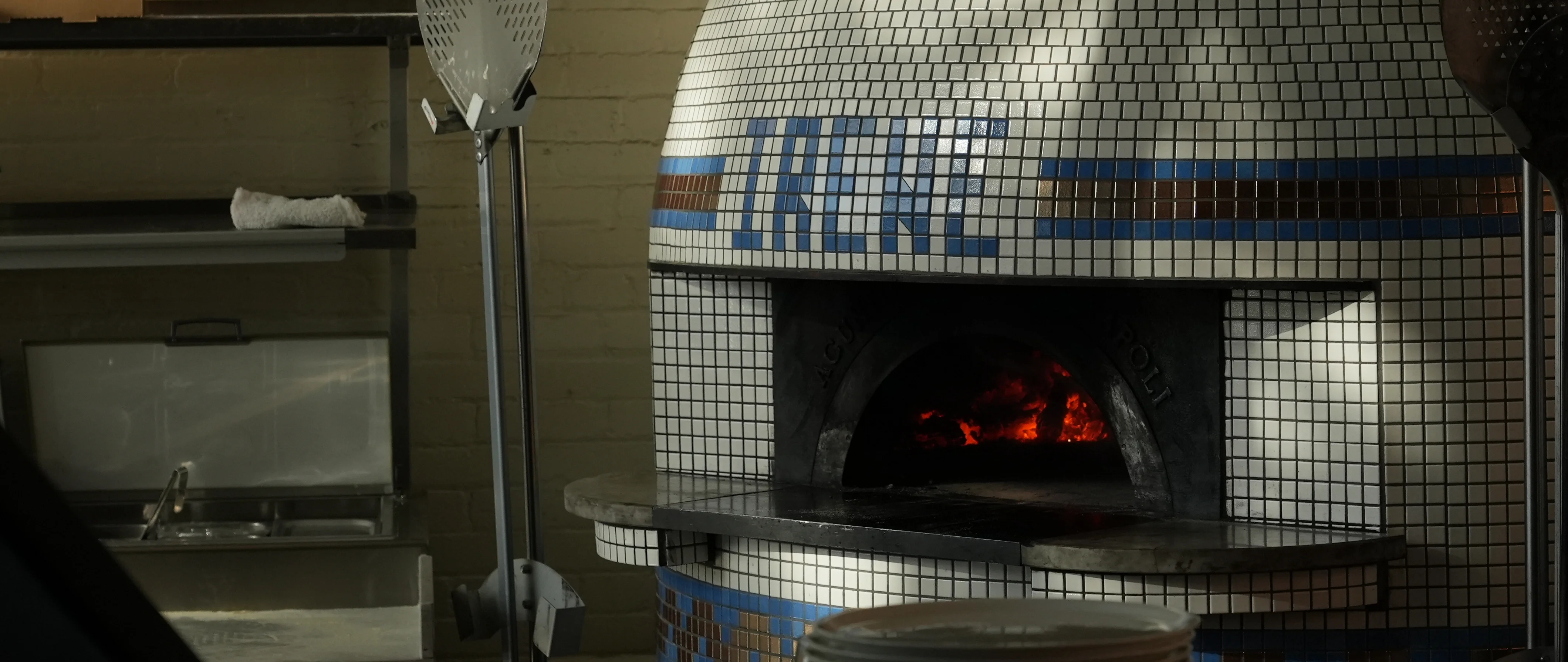Wood-fired pizza oven with mosaic tiles