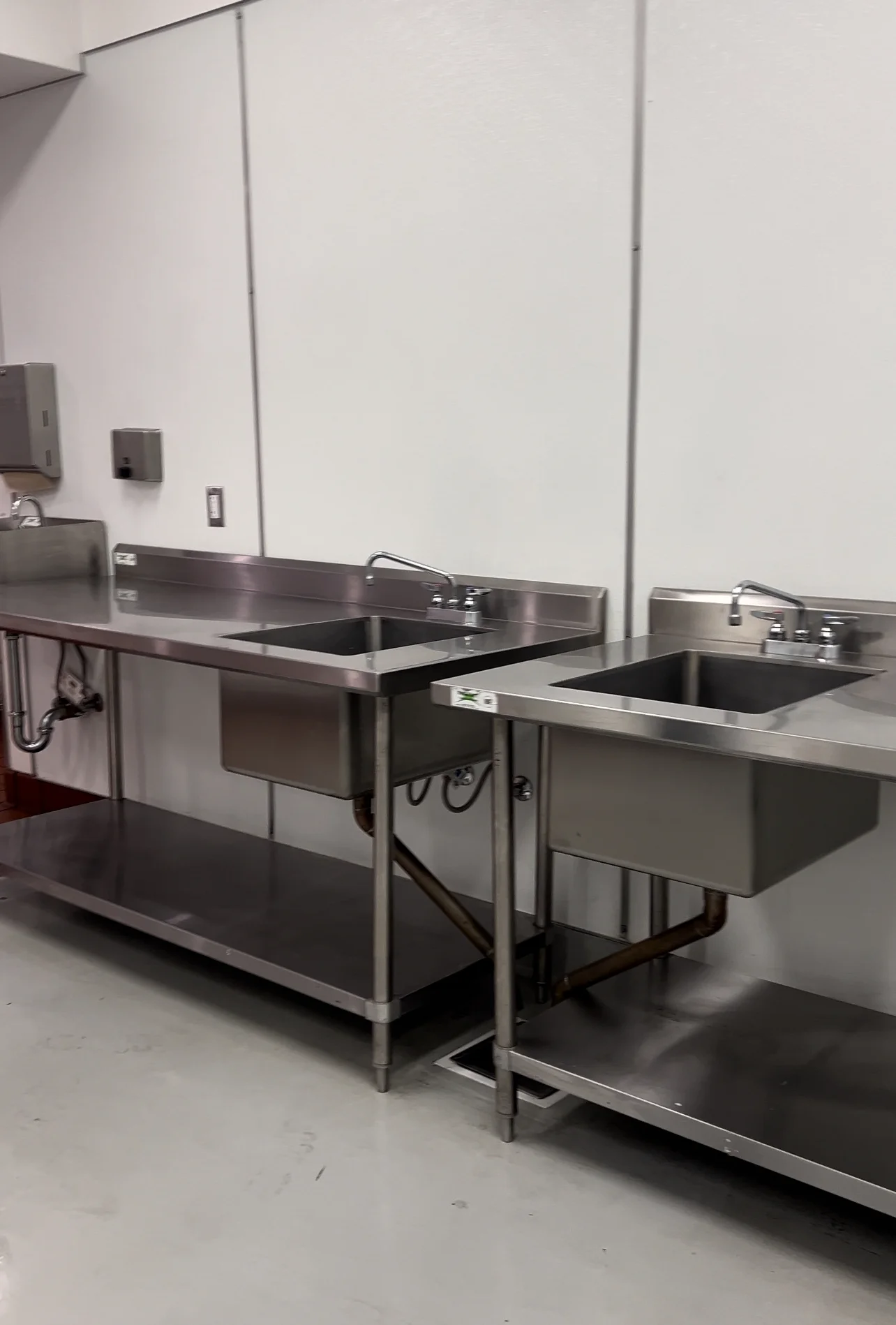Commercial kitchen stainless steel sinks for food preparation