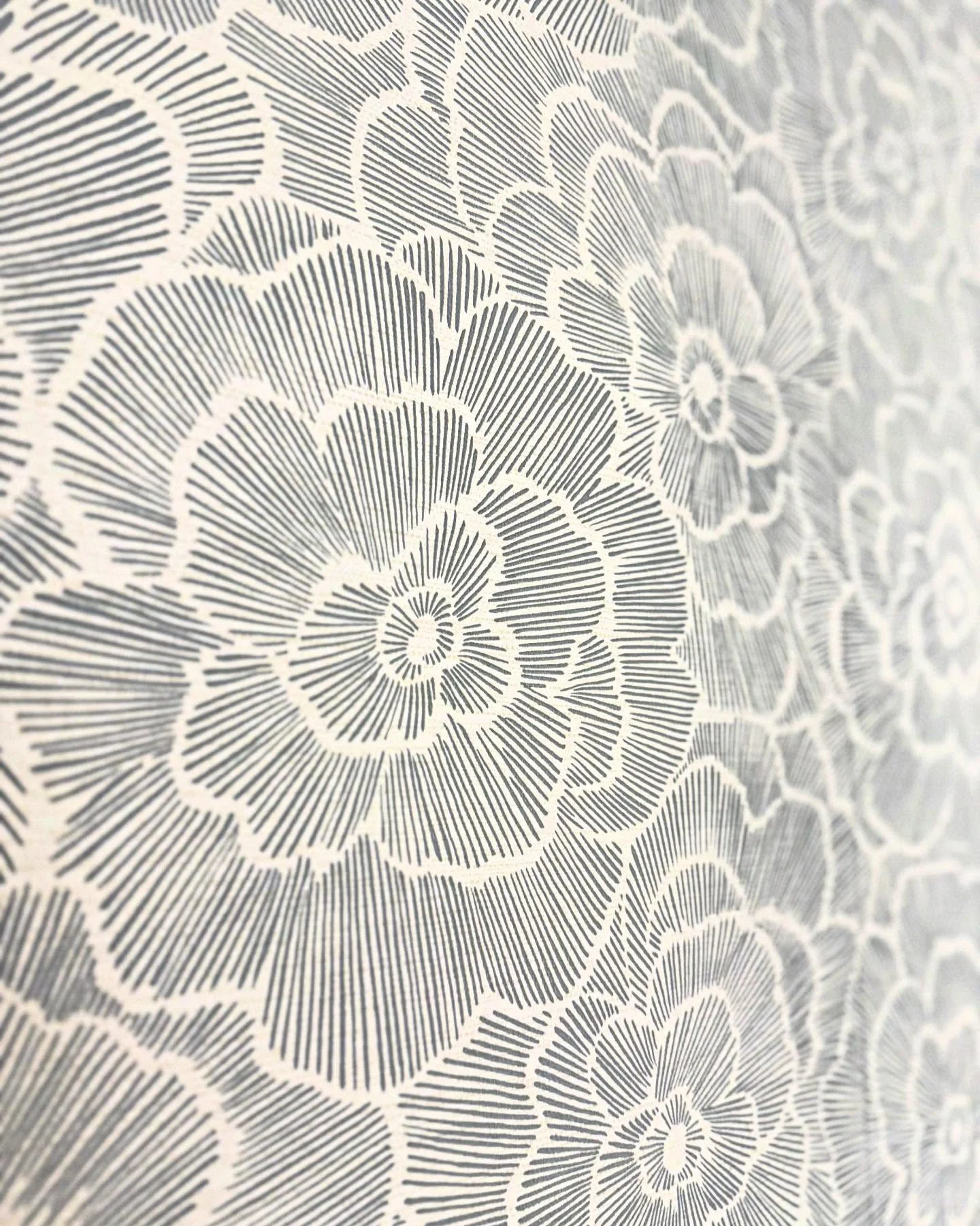 Elegant floral wallpaper design with intricate line patterns