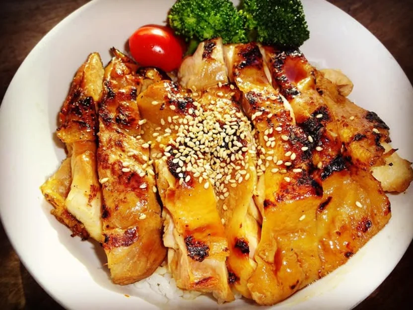 Grilled chicken rice bowl with sesame, a popular Asian dish