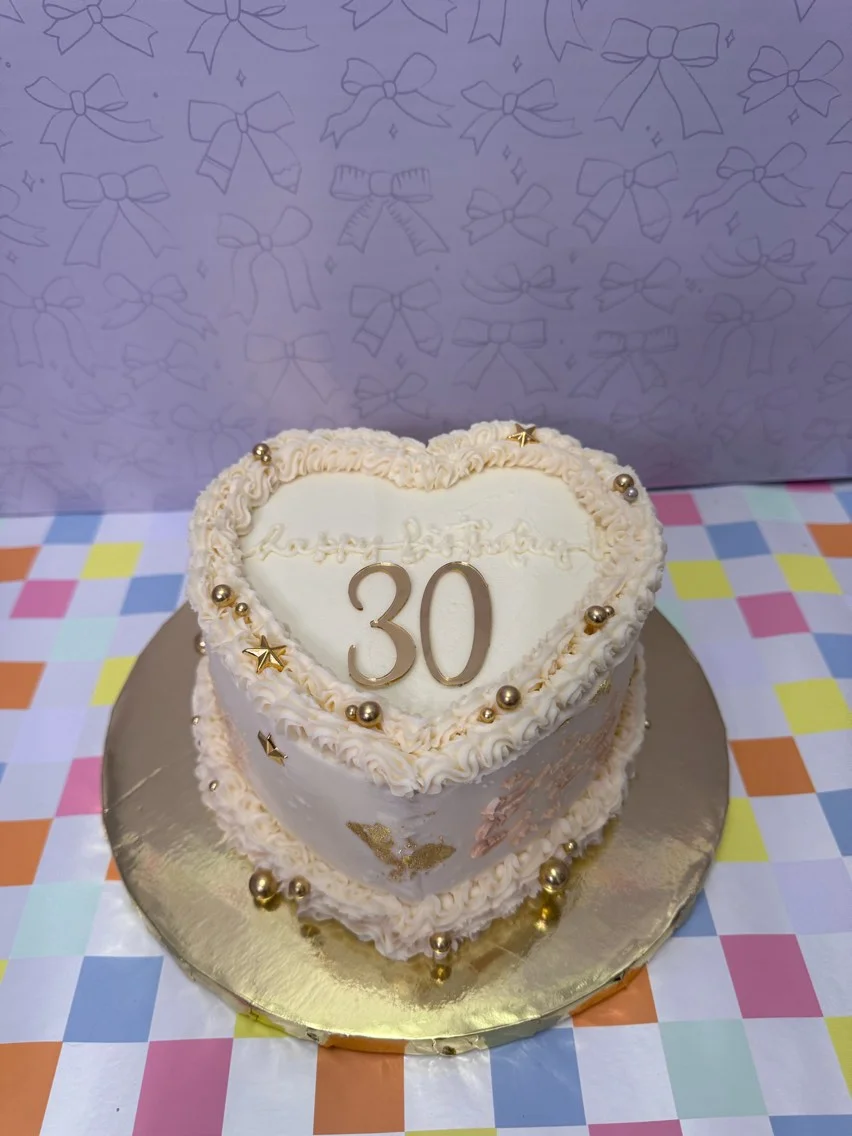 Elegant heart-shaped birthday cake for a 30th celebration