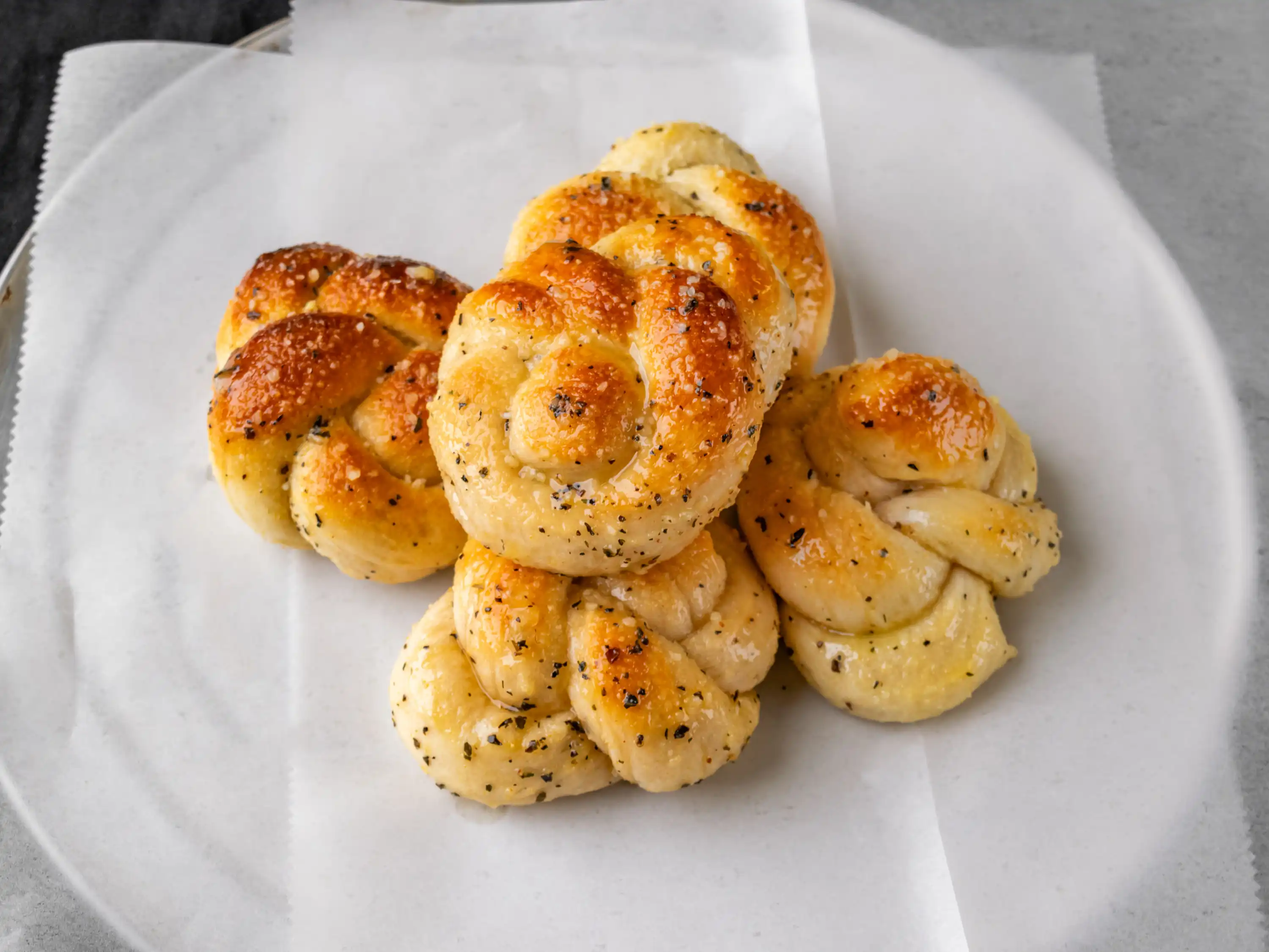 GARLIC KNOTS