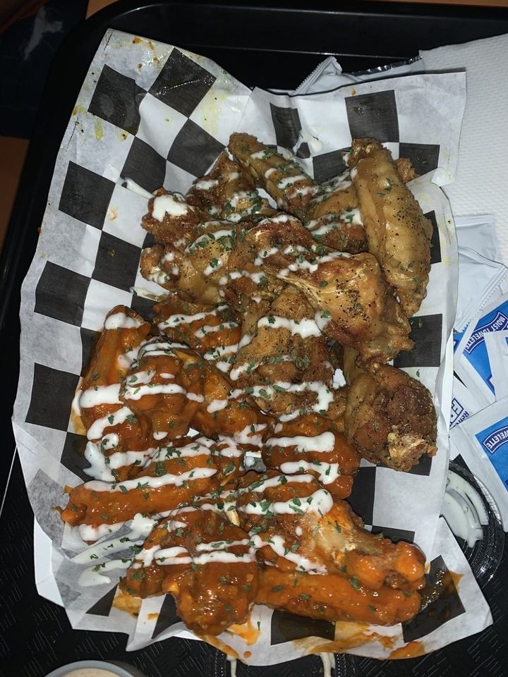 The Thirsty Chicken - The Hen: 10 Piece Wings (1-2 People)