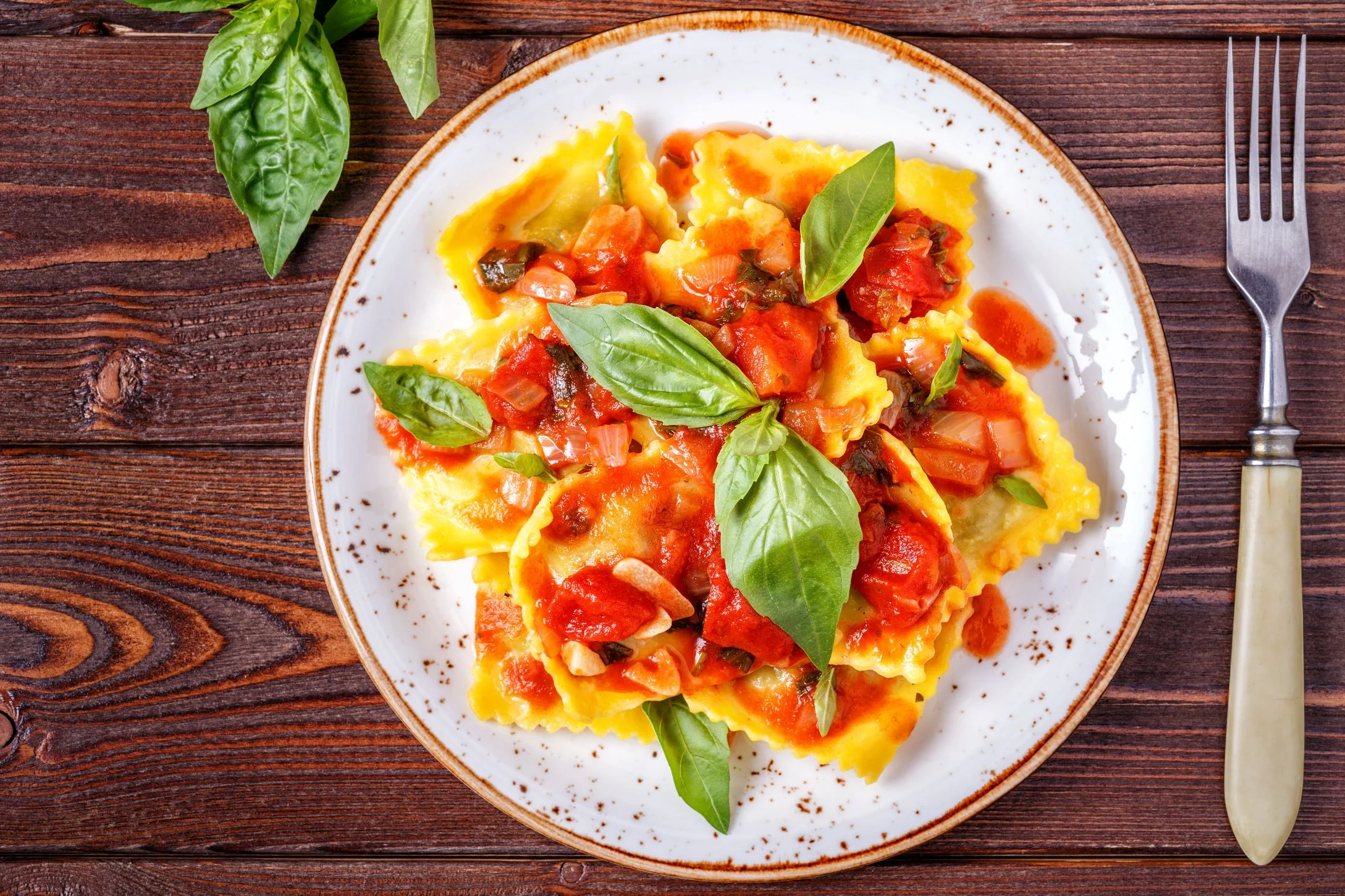 Ravioli with tomato sauce and fresh basil