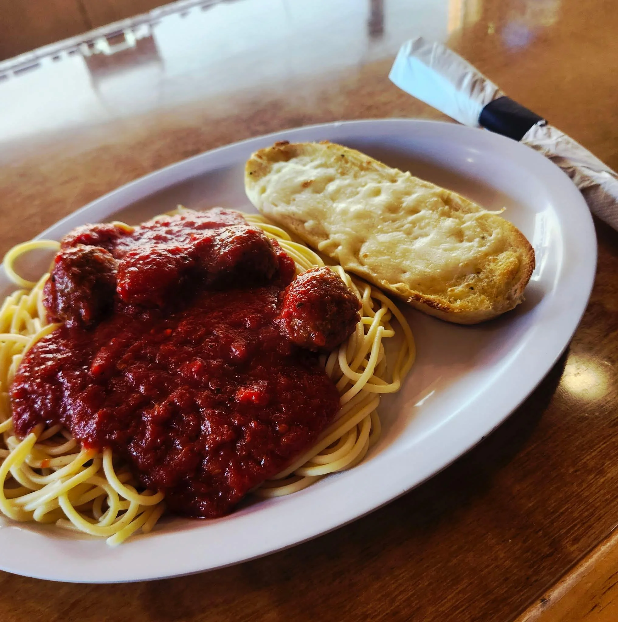 Classic spaghetti and meatballs with garlic bread