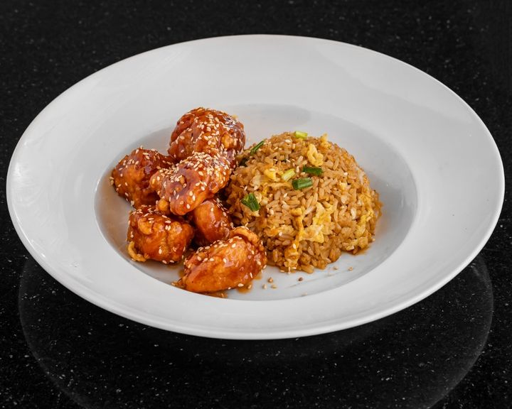 SESAME CHICKEN COMBO MEAL