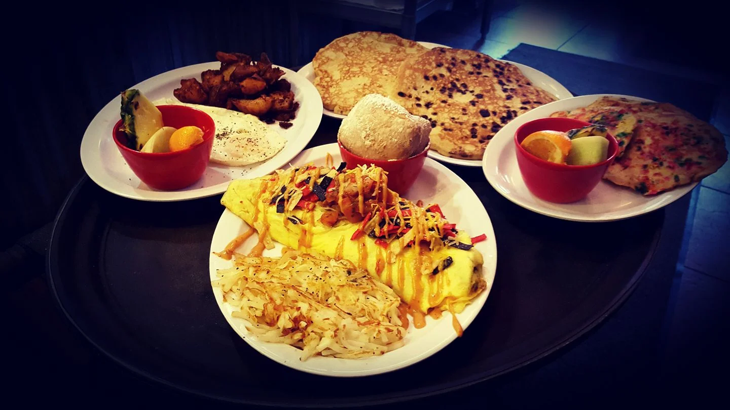 Delicious Indian-style breakfast platter with omelette and flatbreads