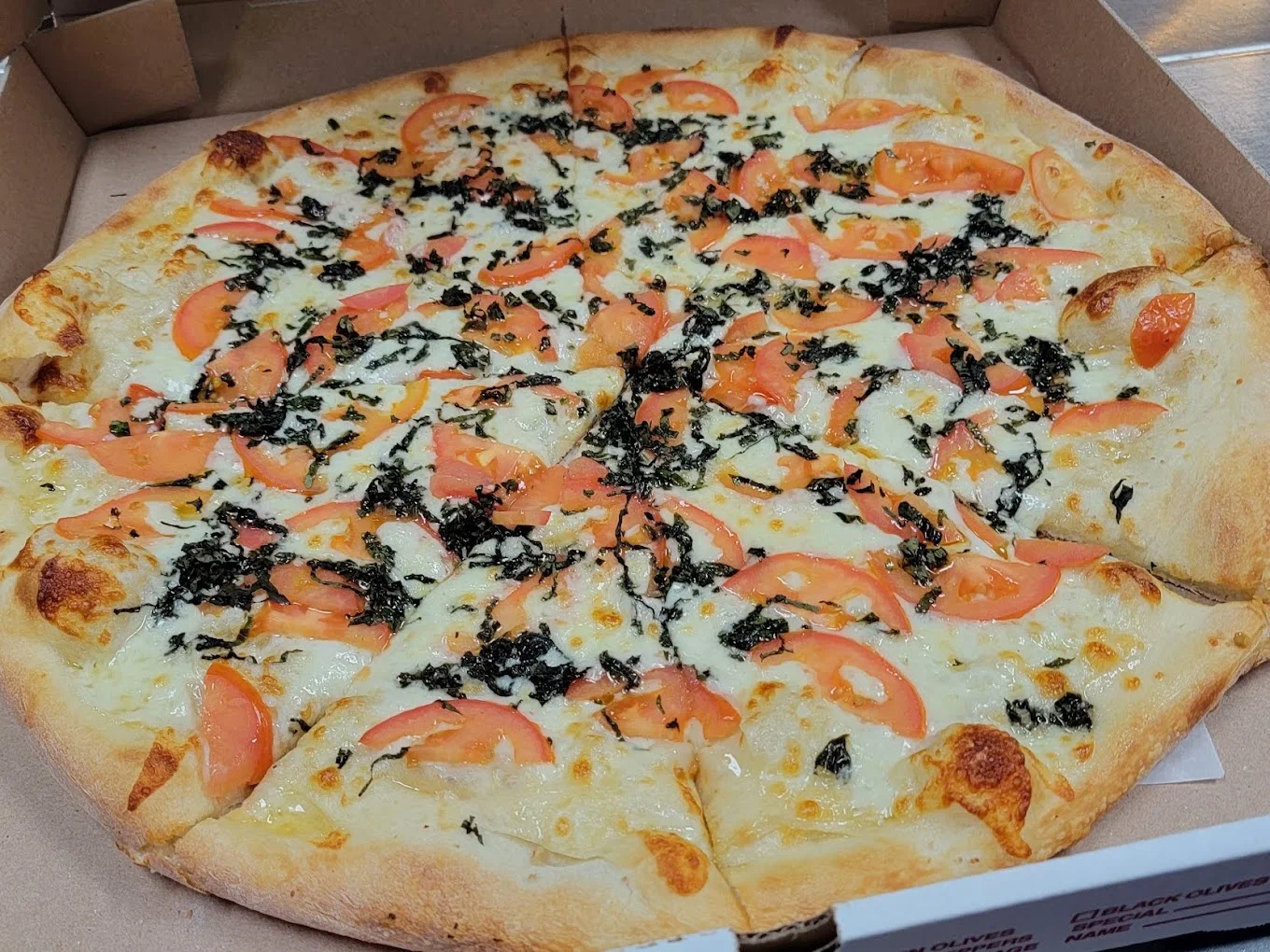 Fresh Margherita pizza with tomatoes and basil