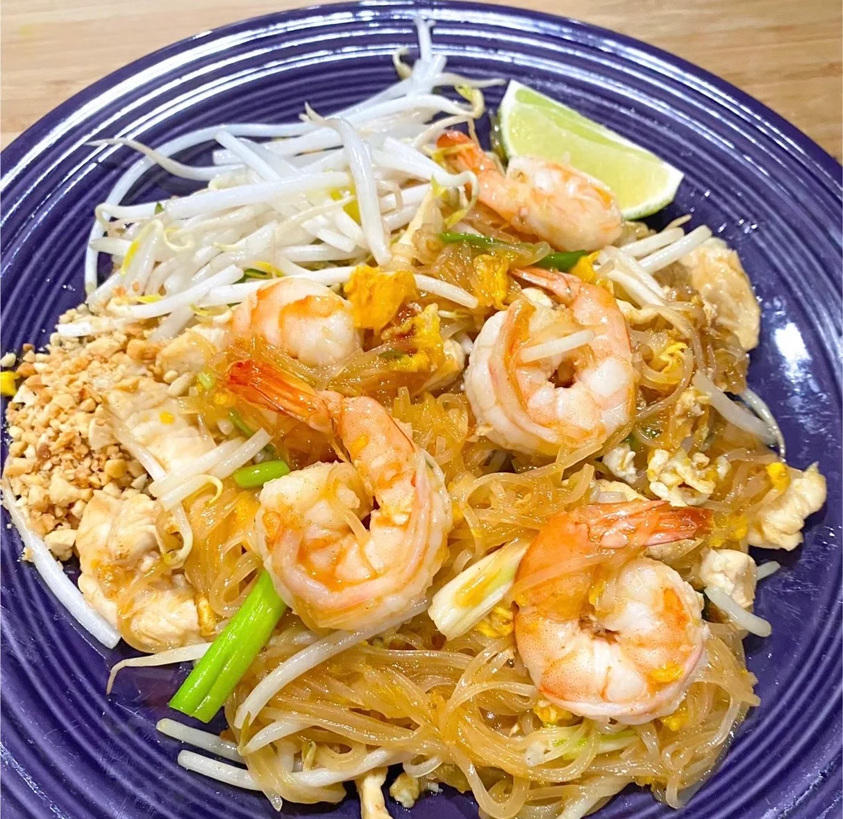 Shrimp pad thai with bean sprouts and lime