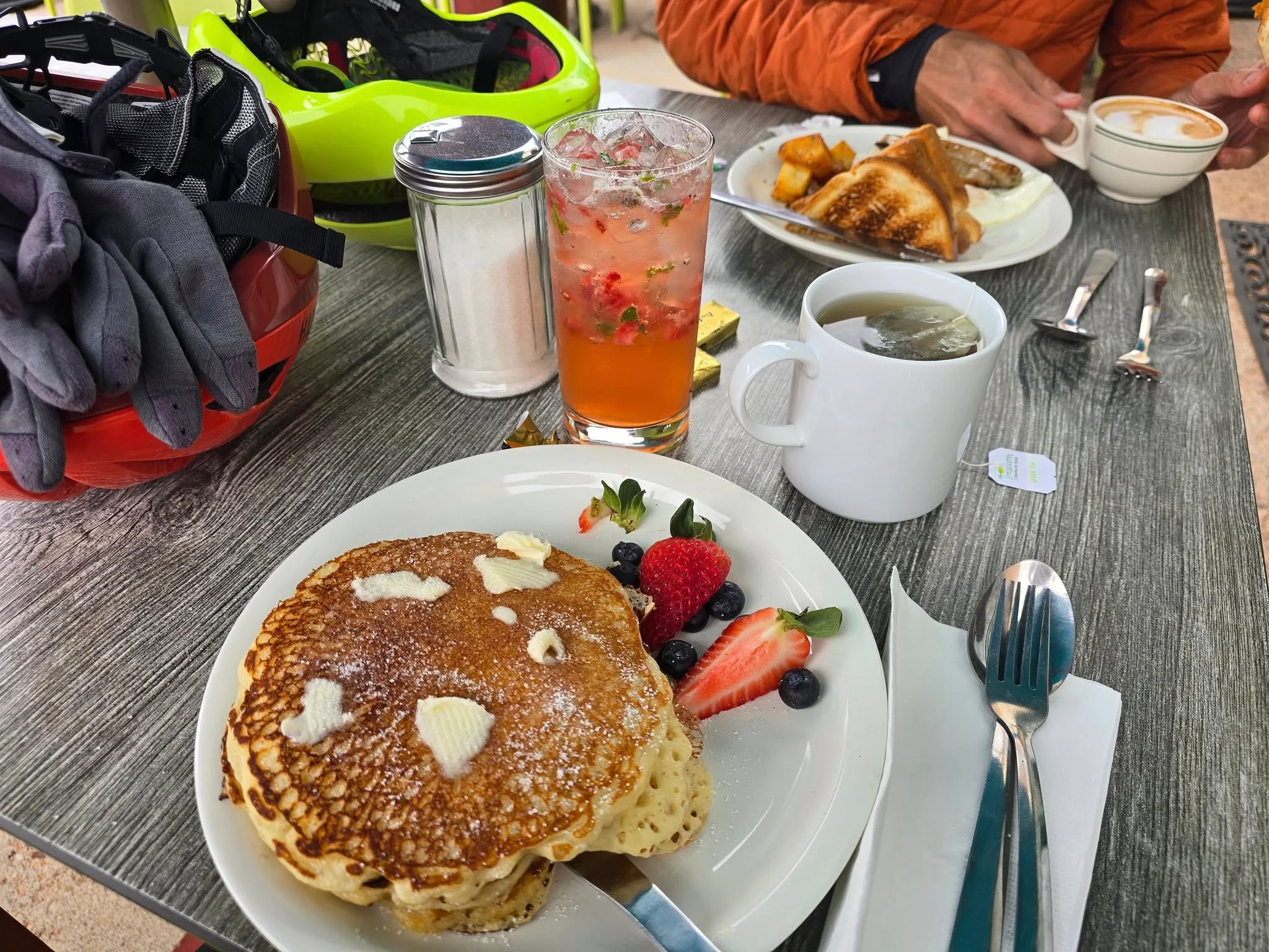 Fluffy pancakes with butter and fresh berries