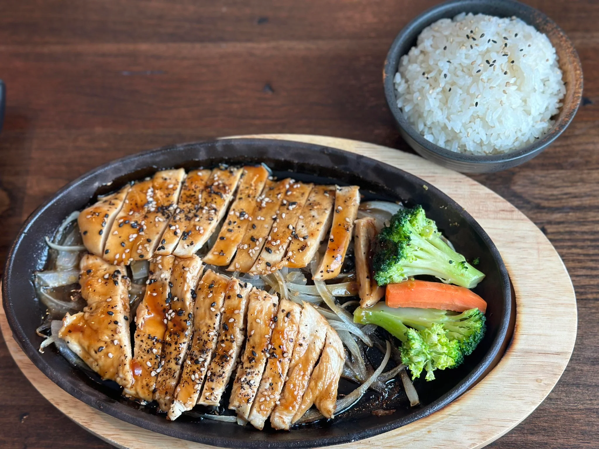 Sizzling Korean chicken bulgogi with vegetables and rice