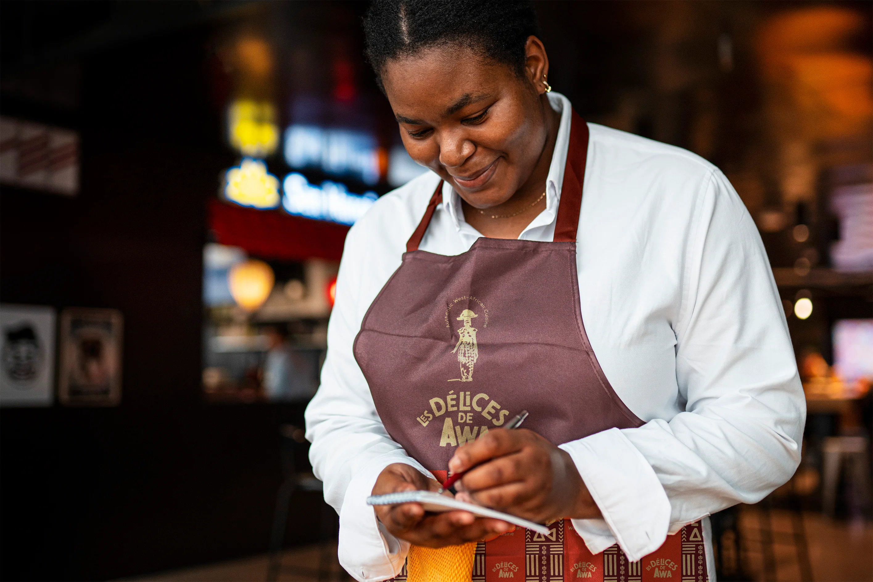 Les-delices-de-awa-restaurant-waiter
