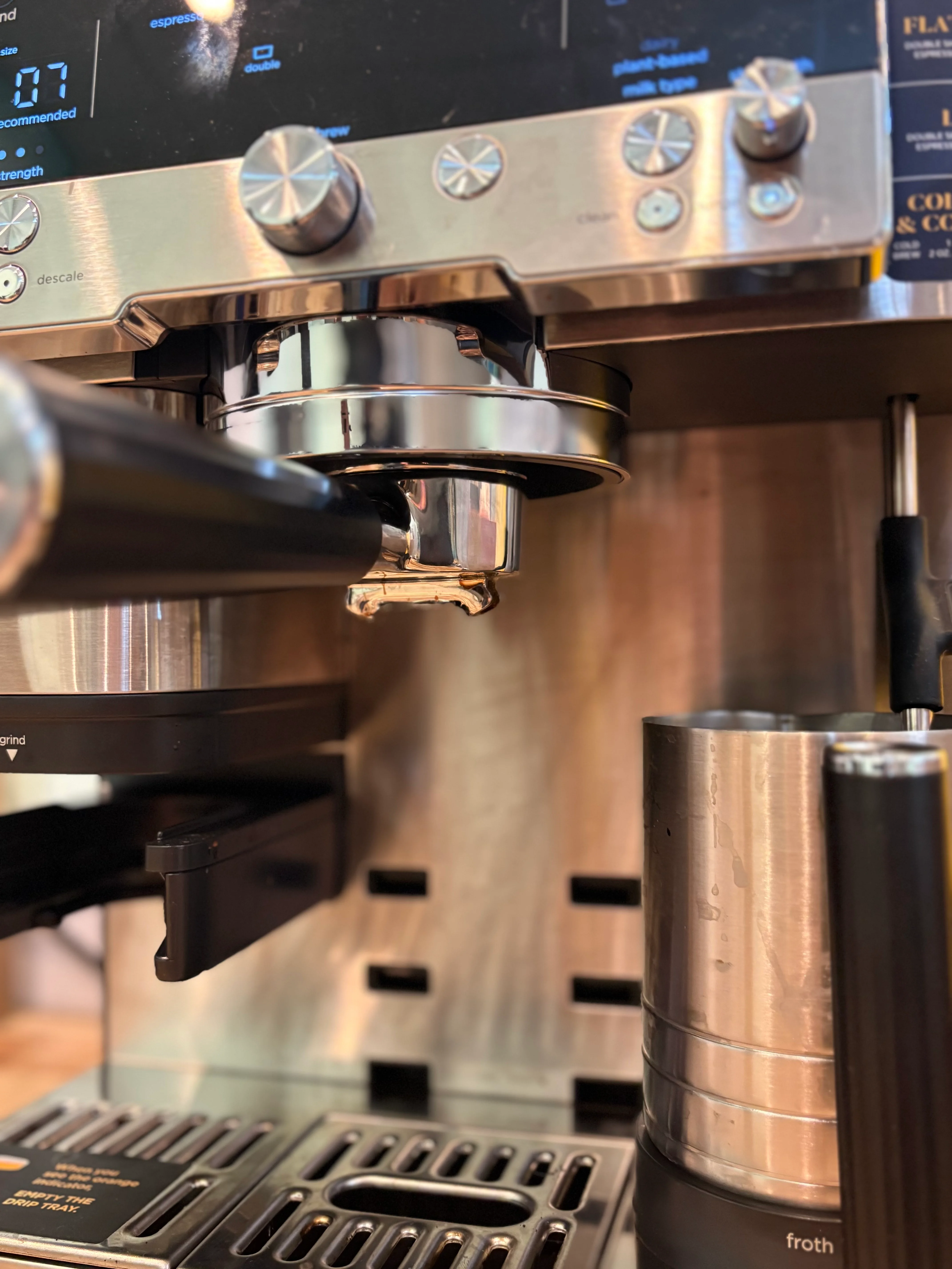 Espresso machine with portafilter and milk frother