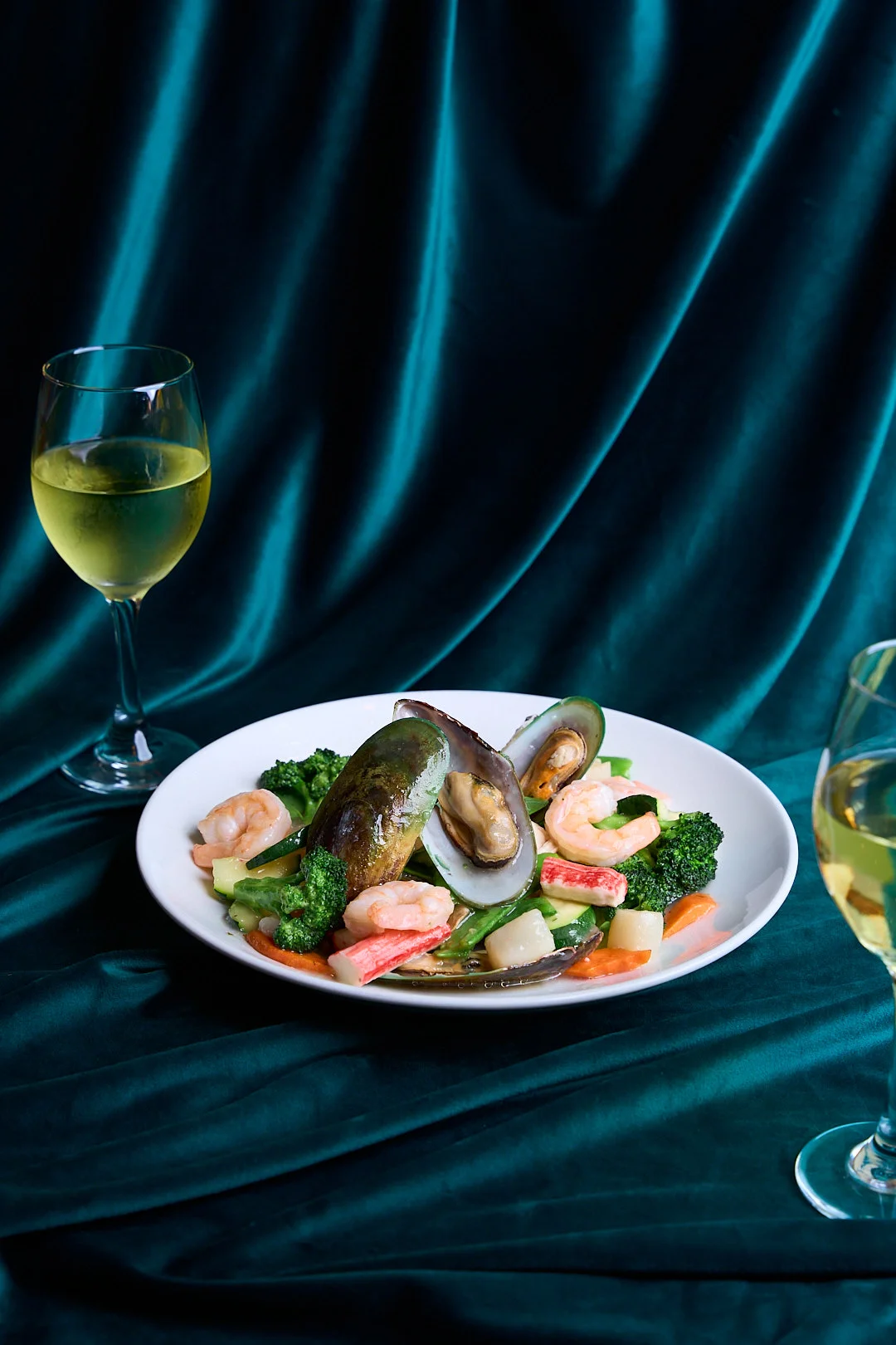 Chinese seafood stir-fry with shrimp and vegetables