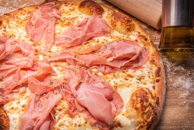 Italian prosciutto pizza with melted cheese