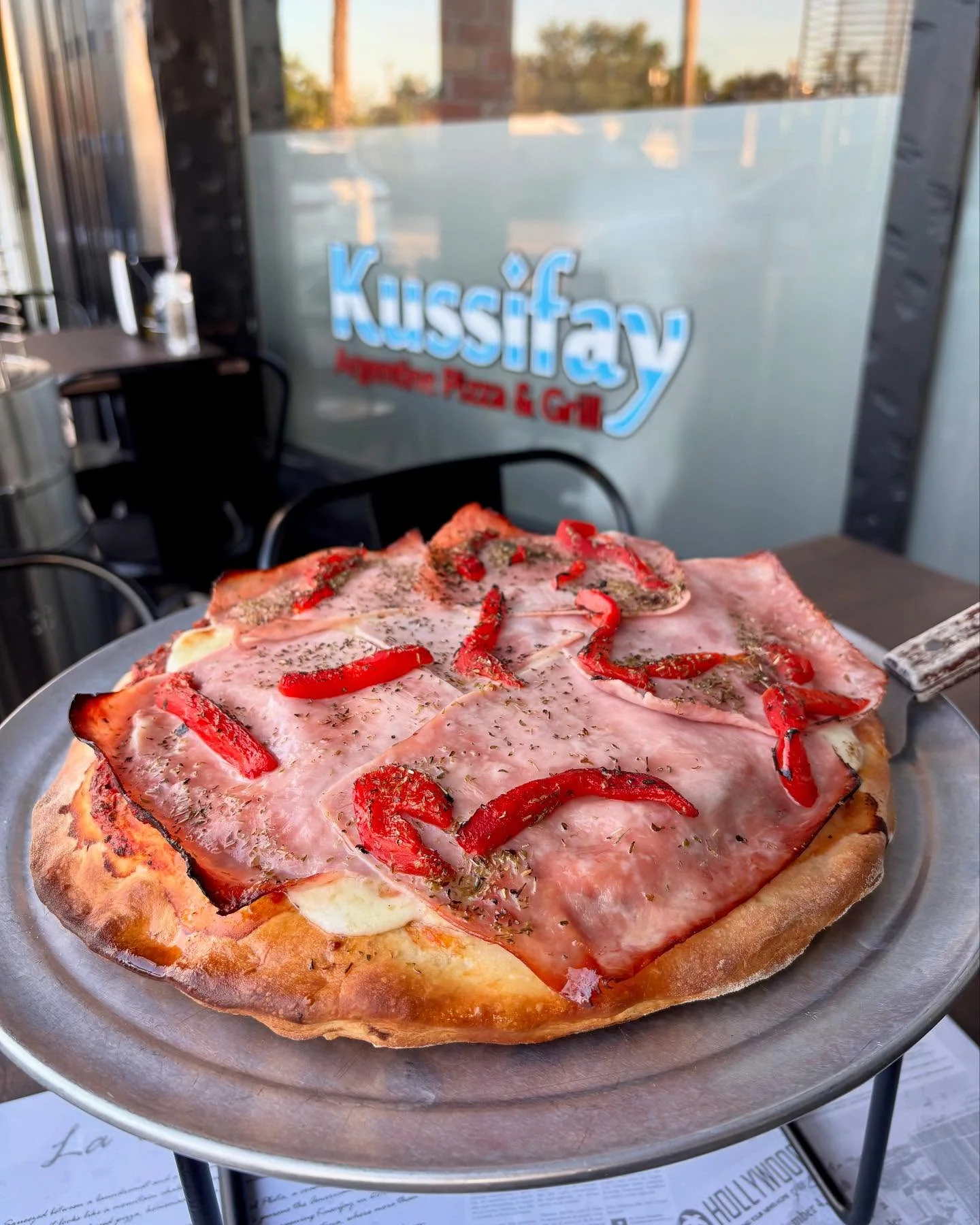 Delicious pizza topped with ham and red peppers at Kussifay restaurant.