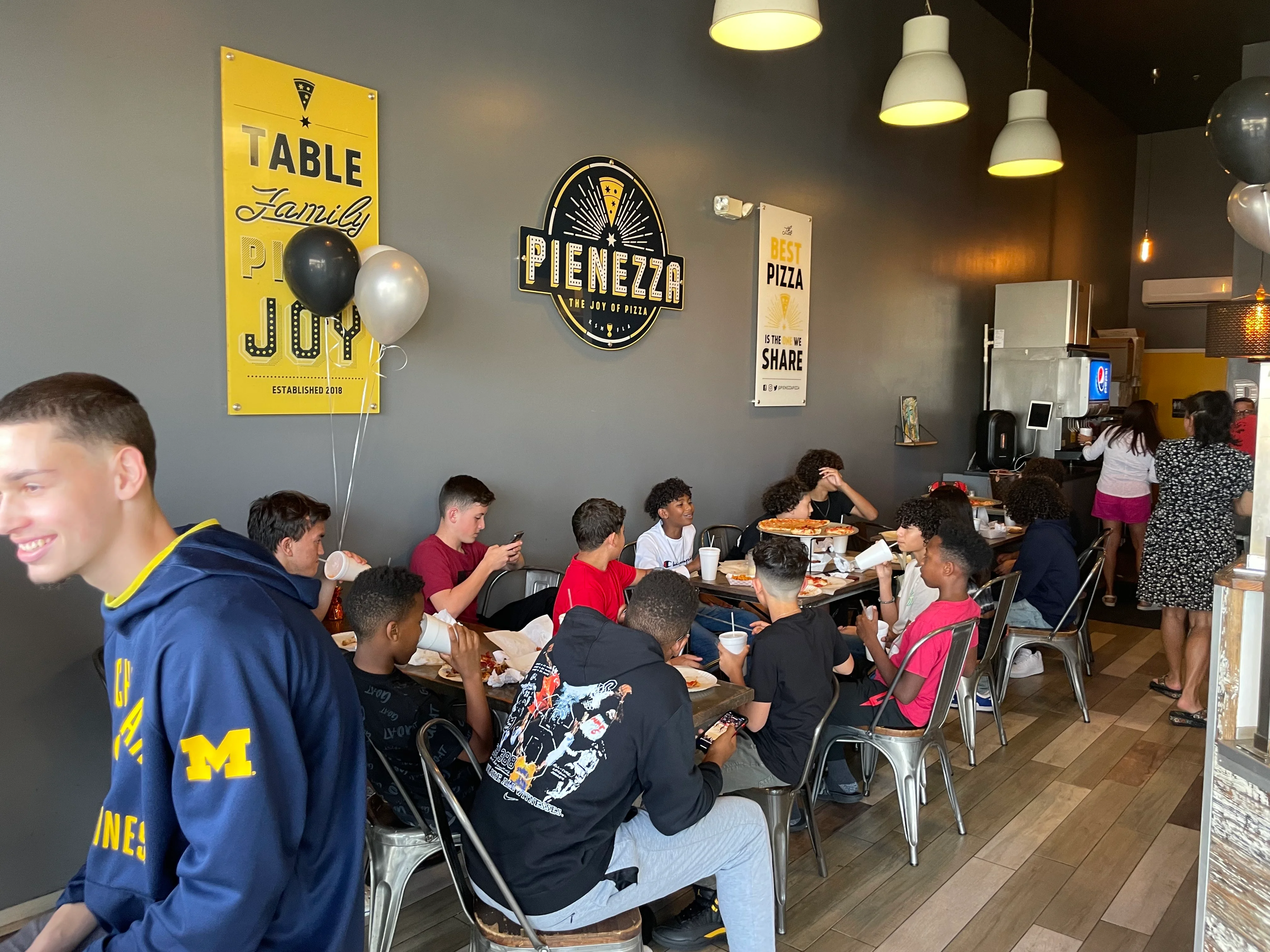 Crowded Pizzera