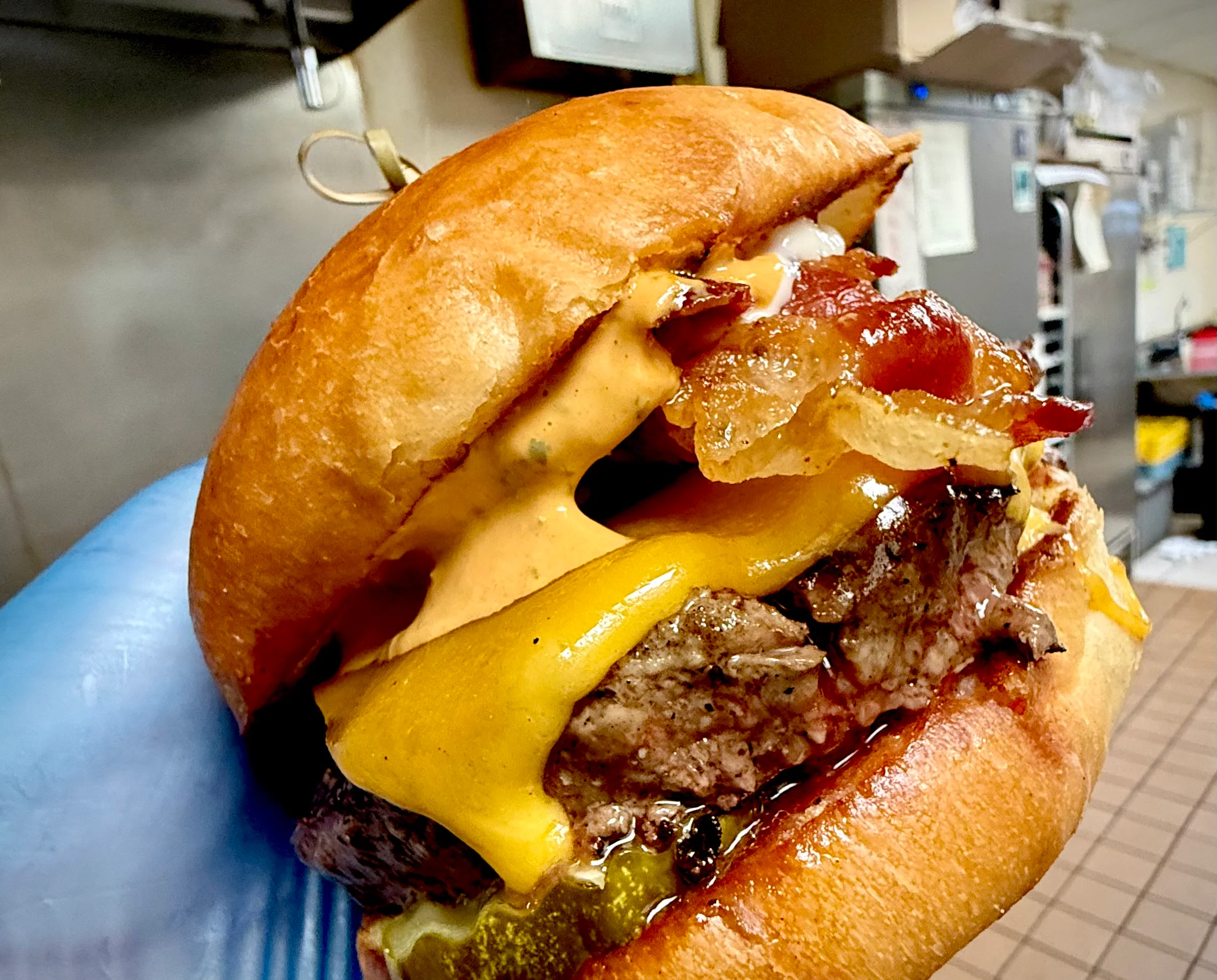 Juicy American cheeseburger with crispy toppings