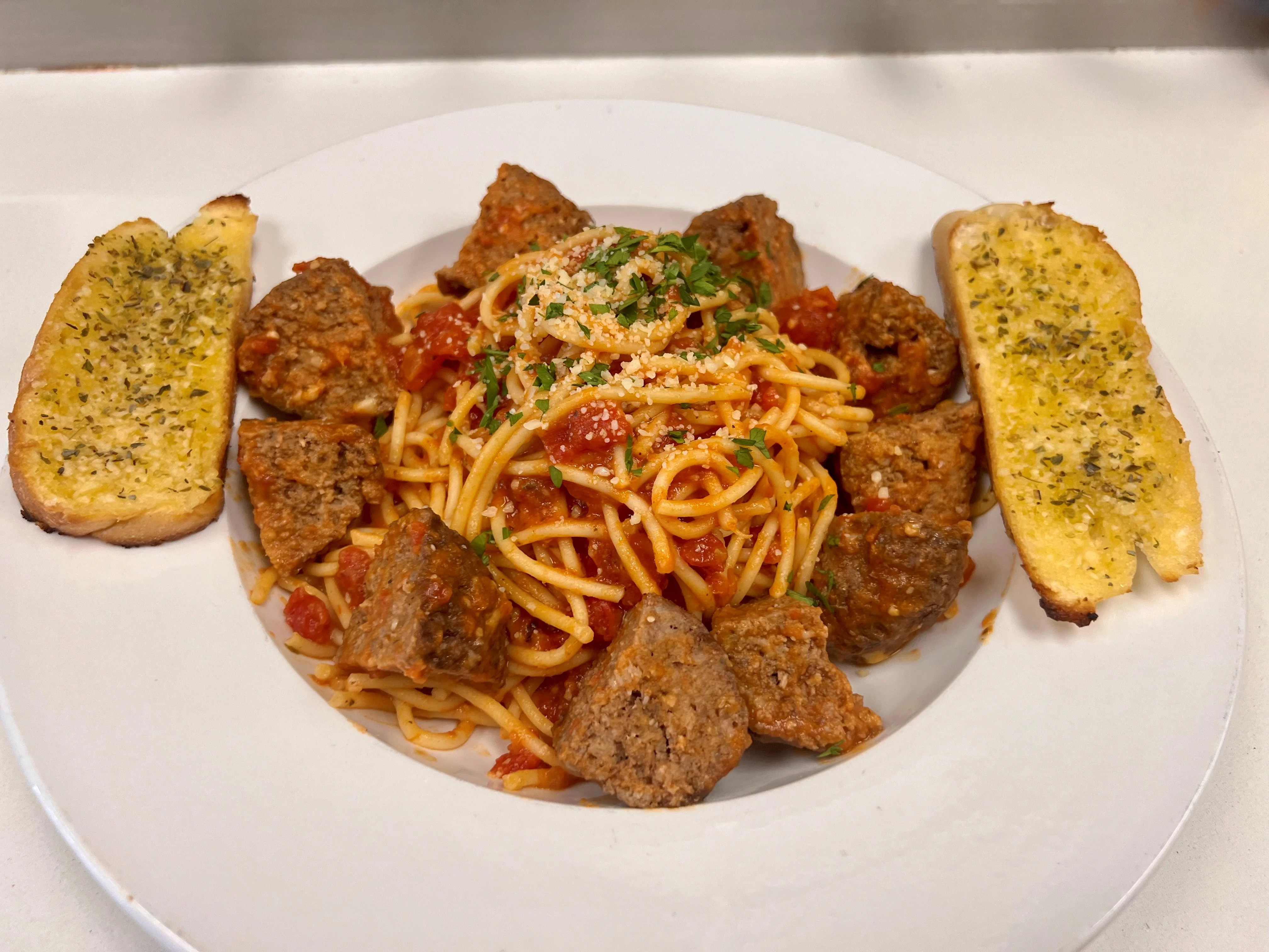 Spaghetti and meatballs with garlic bread