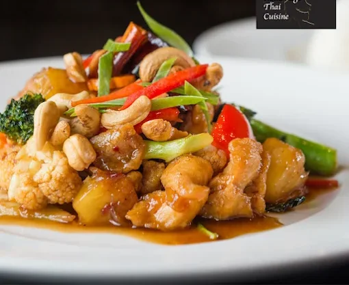 Thai stir-fried chicken with vegetables and cashews