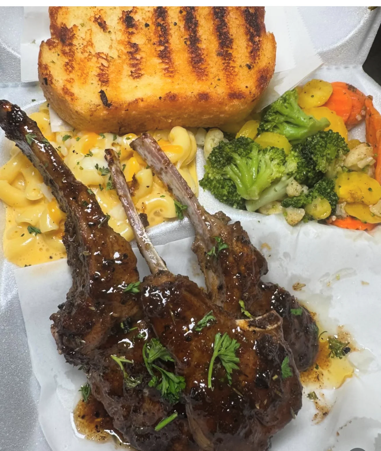 Grilled lamb chops with macaroni and vegetables