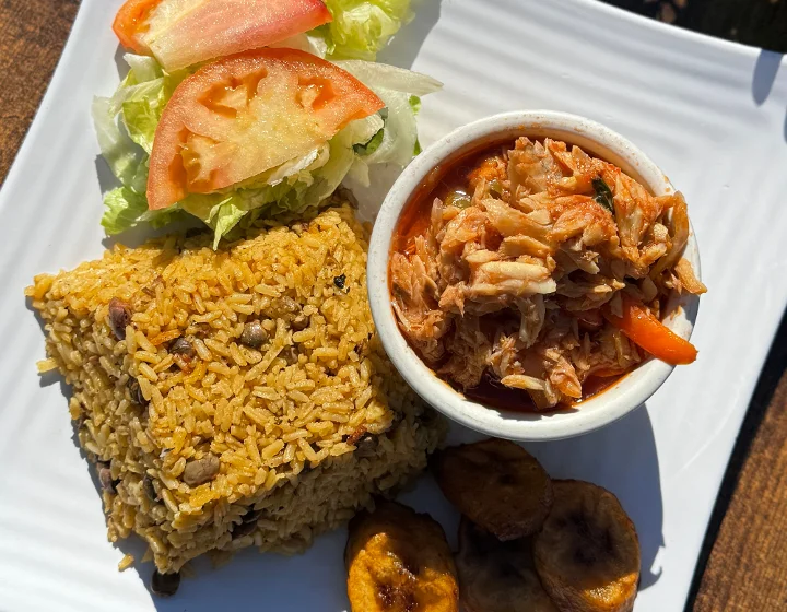 Bacalao Guisado Lunch + Free Soda