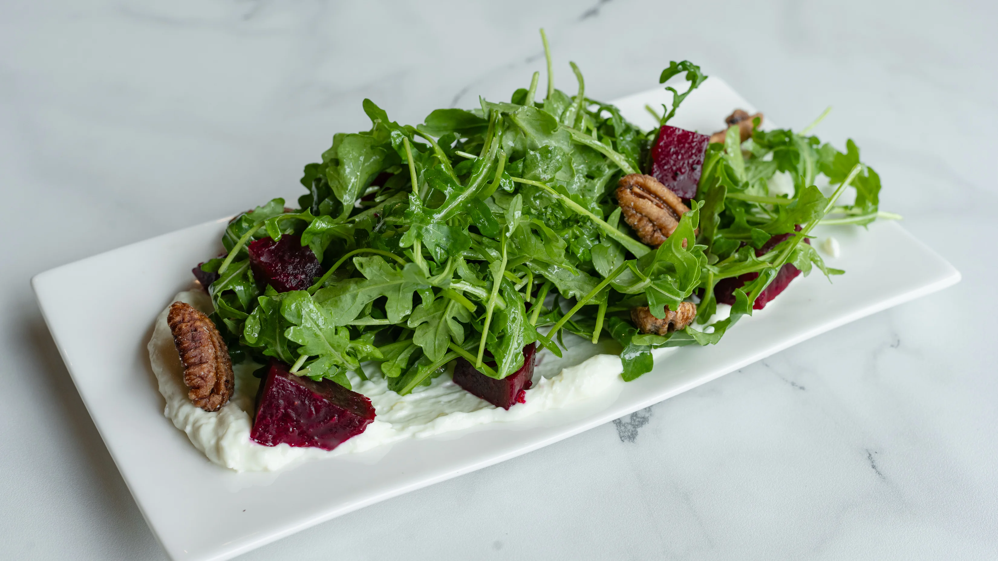 Beet and arugula salad with creamy base