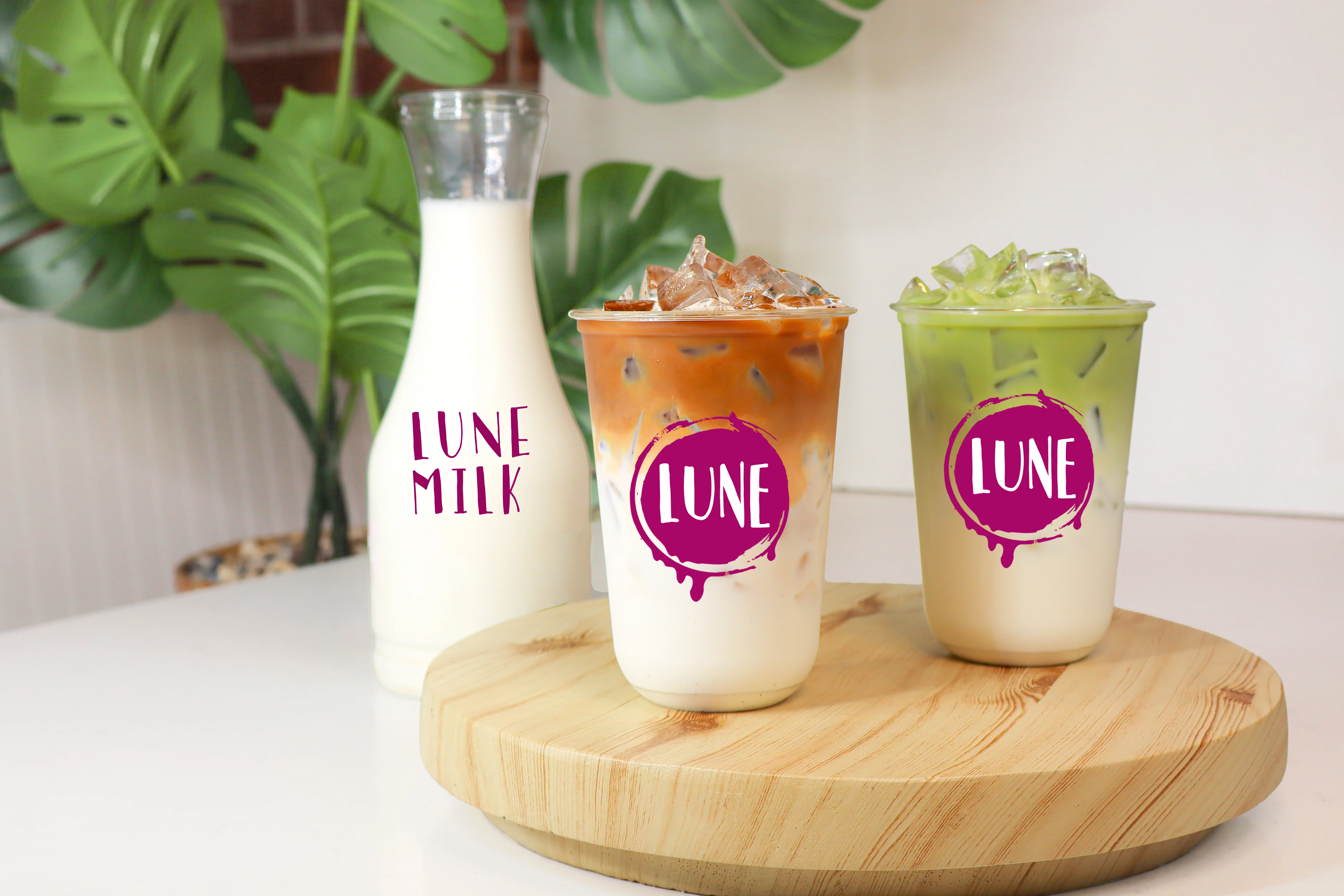 Refreshing iced milk tea drinks on a wooden platter
