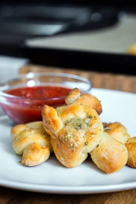 Garlic knots served with marinara sauce