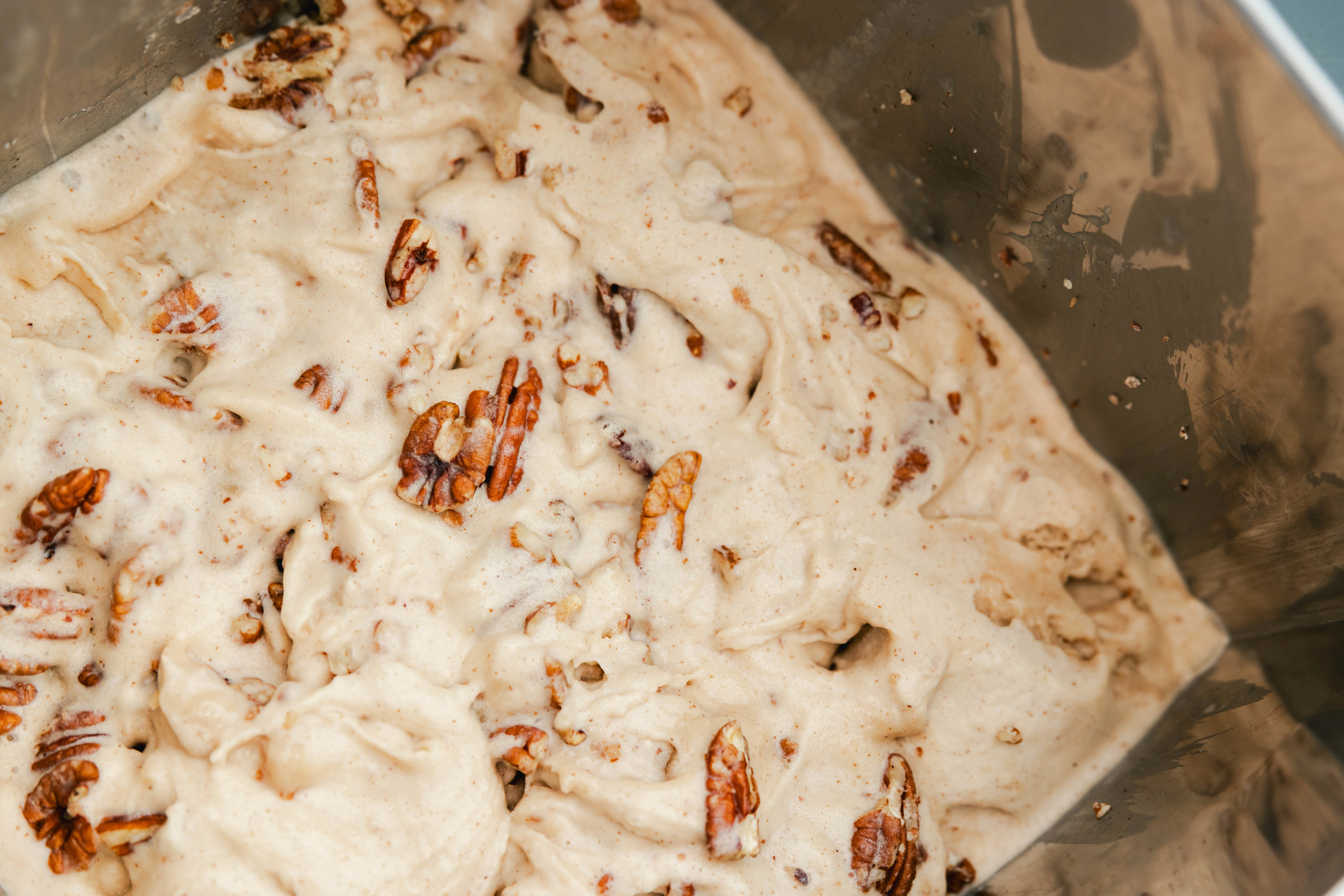 Pecan ice cream with a creamy texture