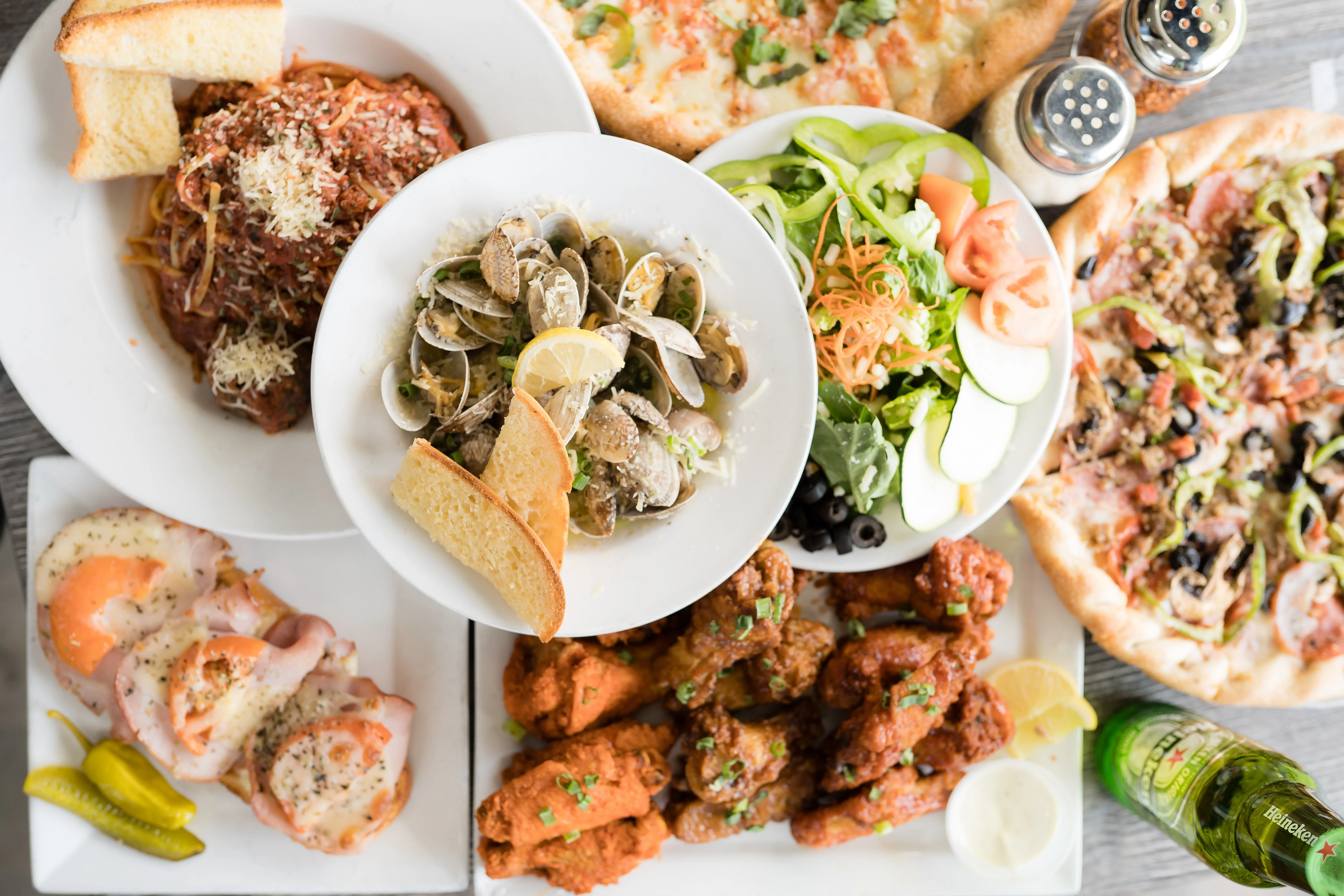 Italian seafood pasta with clams and garlic bread