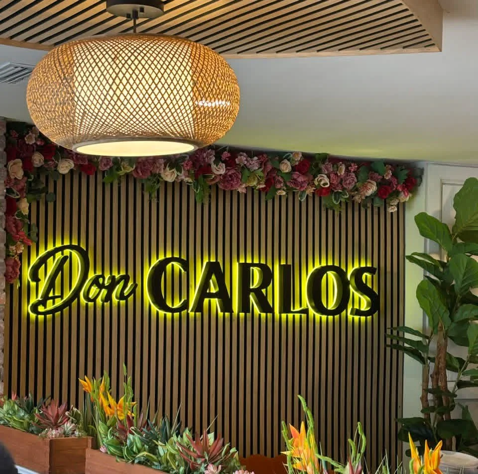 Letrero de Don Carlos Restaurant & Café en Trenton, NJ