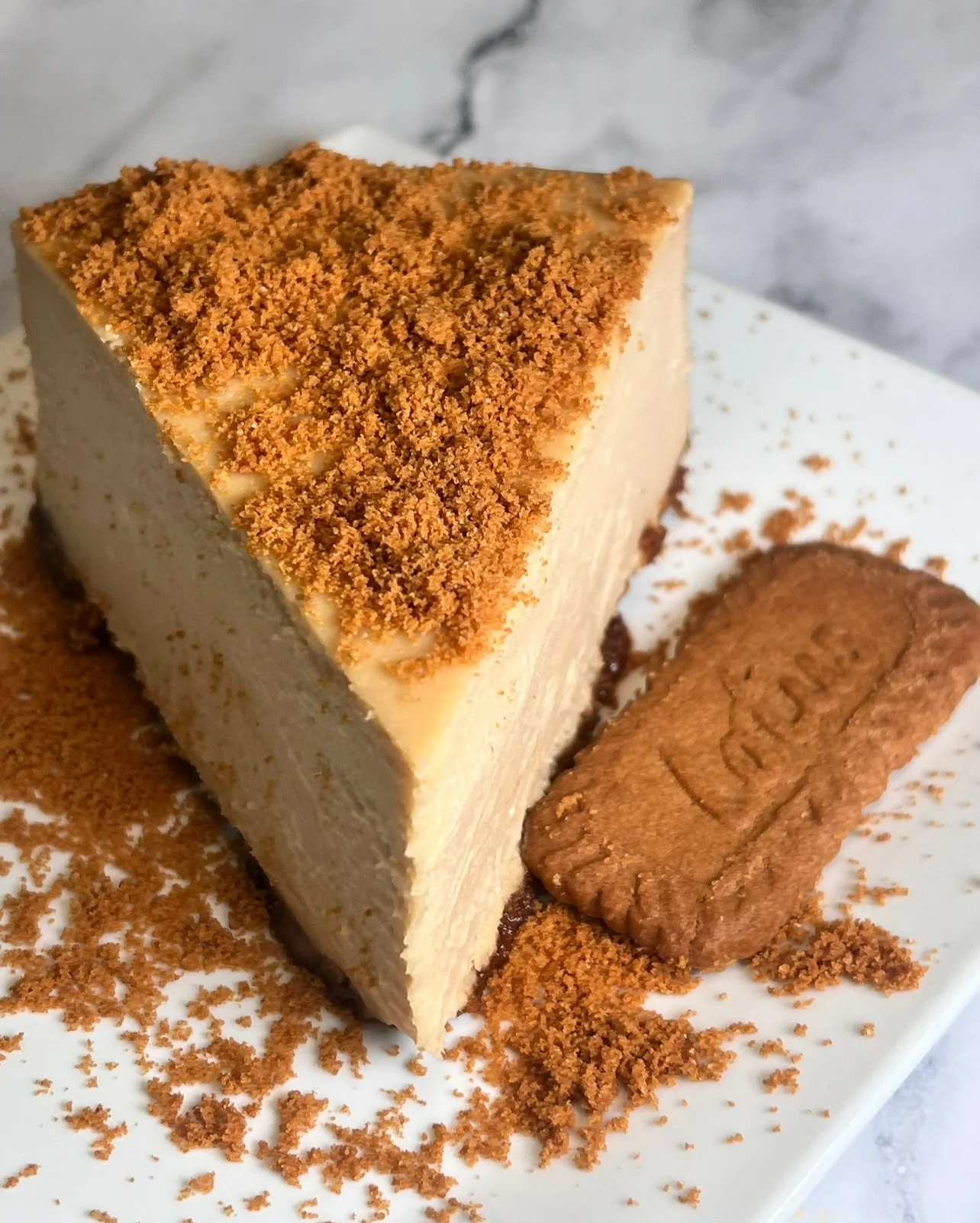 Creamy speculoos cheesecake slice on a plate
