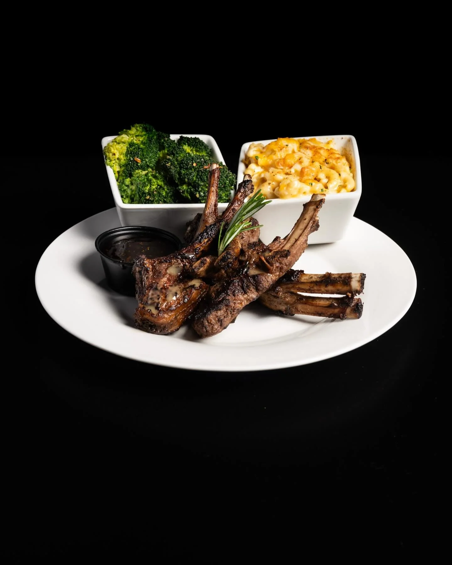 Grilled lamb chops with sides of broccoli and macaroni and cheese