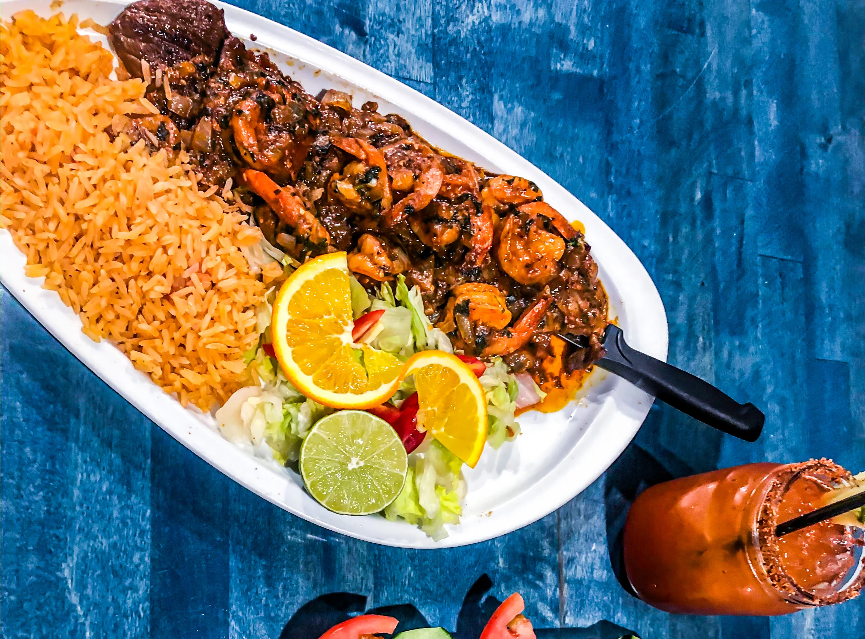 Mexican shrimp fajitas with rice and fresh vegetables