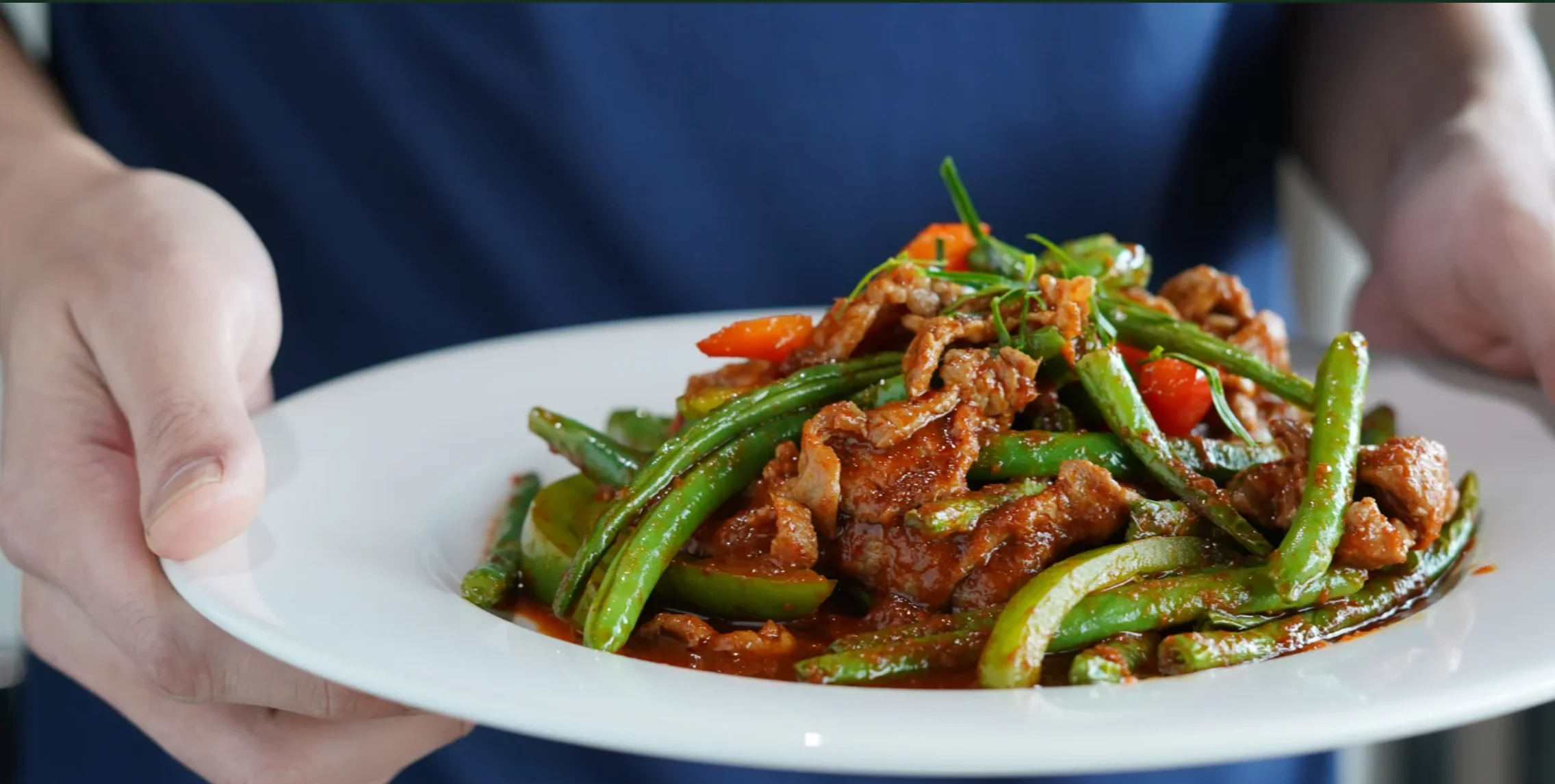 Sizzling plate of Thai stir-fried beef with green beans