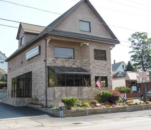 An image of the exterior of Dracut House of Pizza and Seafood