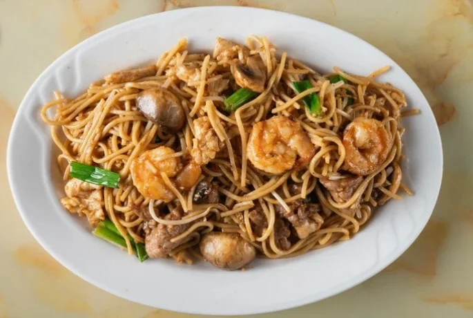 Delicious shrimp lo mein with vegetables