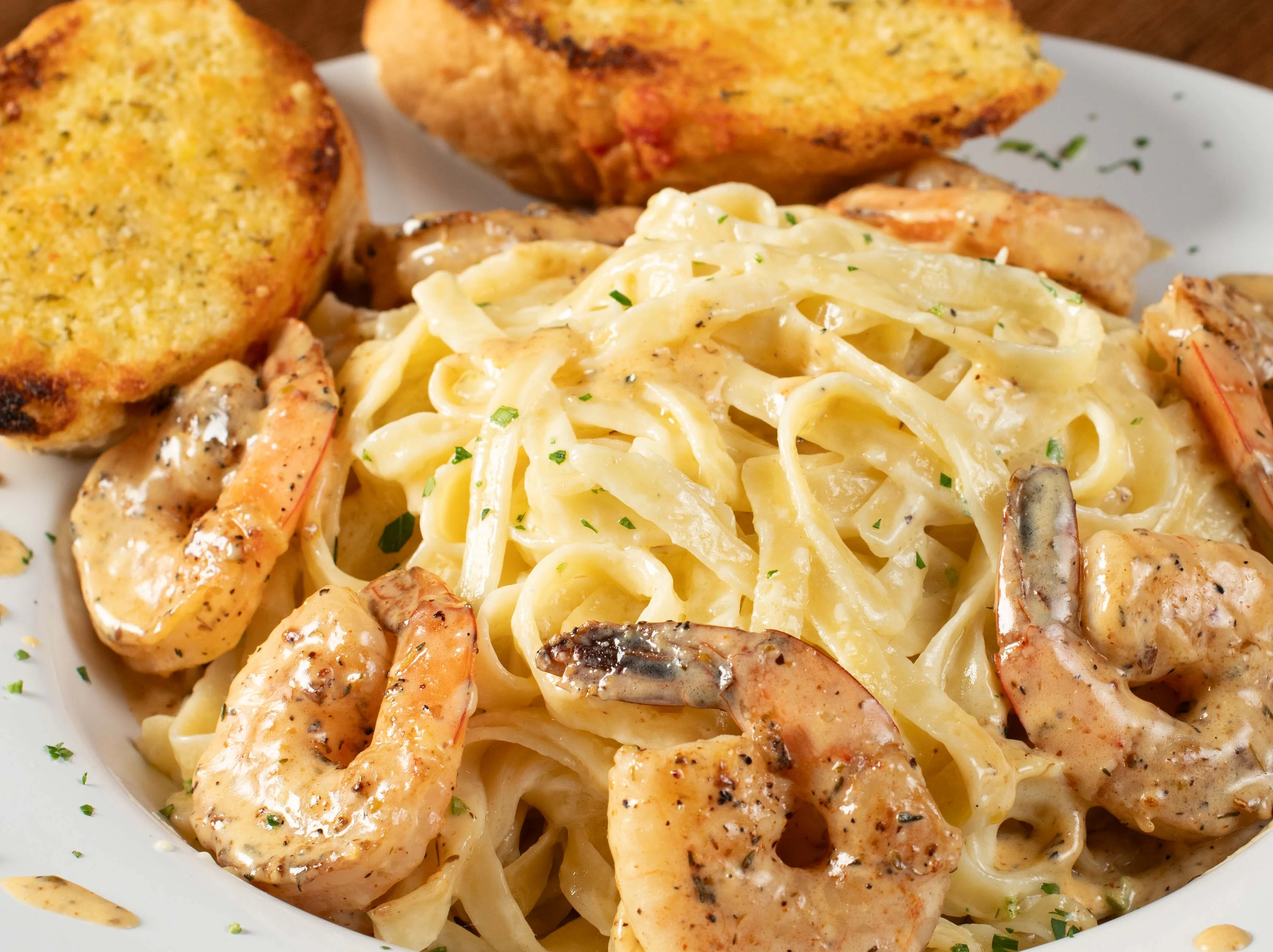 Shrimp fettuccine Alfredo with garlic bread