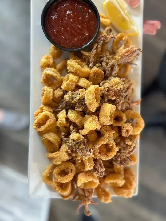 Crispy fried calamari served with marinara sauce