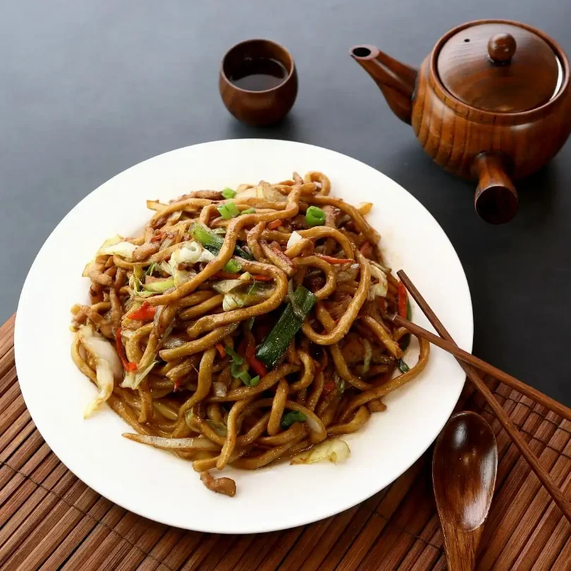 Stir-fried Chinese lo mein with vegetables