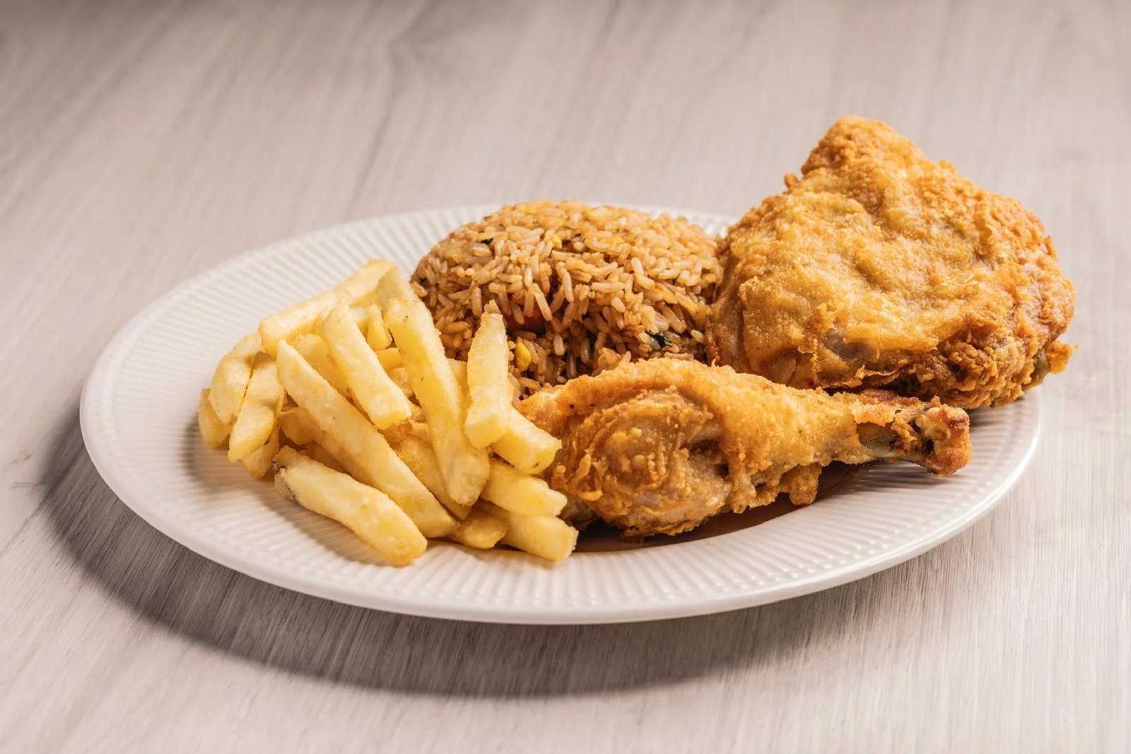 2 Presas Con Arroz Chino/ 2 Pieces Of Chicken With Fried Rice and Fries